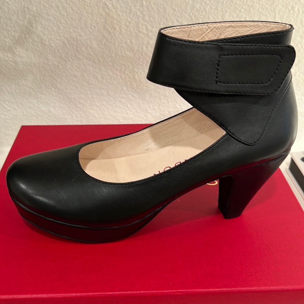 Brand new unworn Sasha London Valeria platform